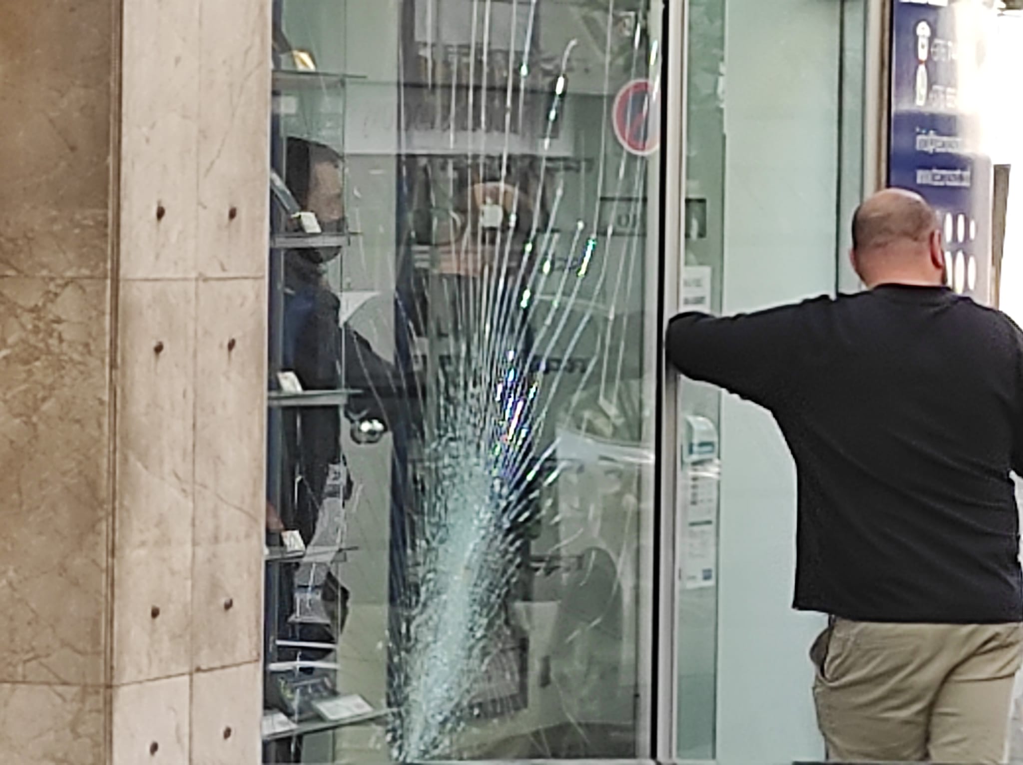 El vidre malmès de l'aparador.