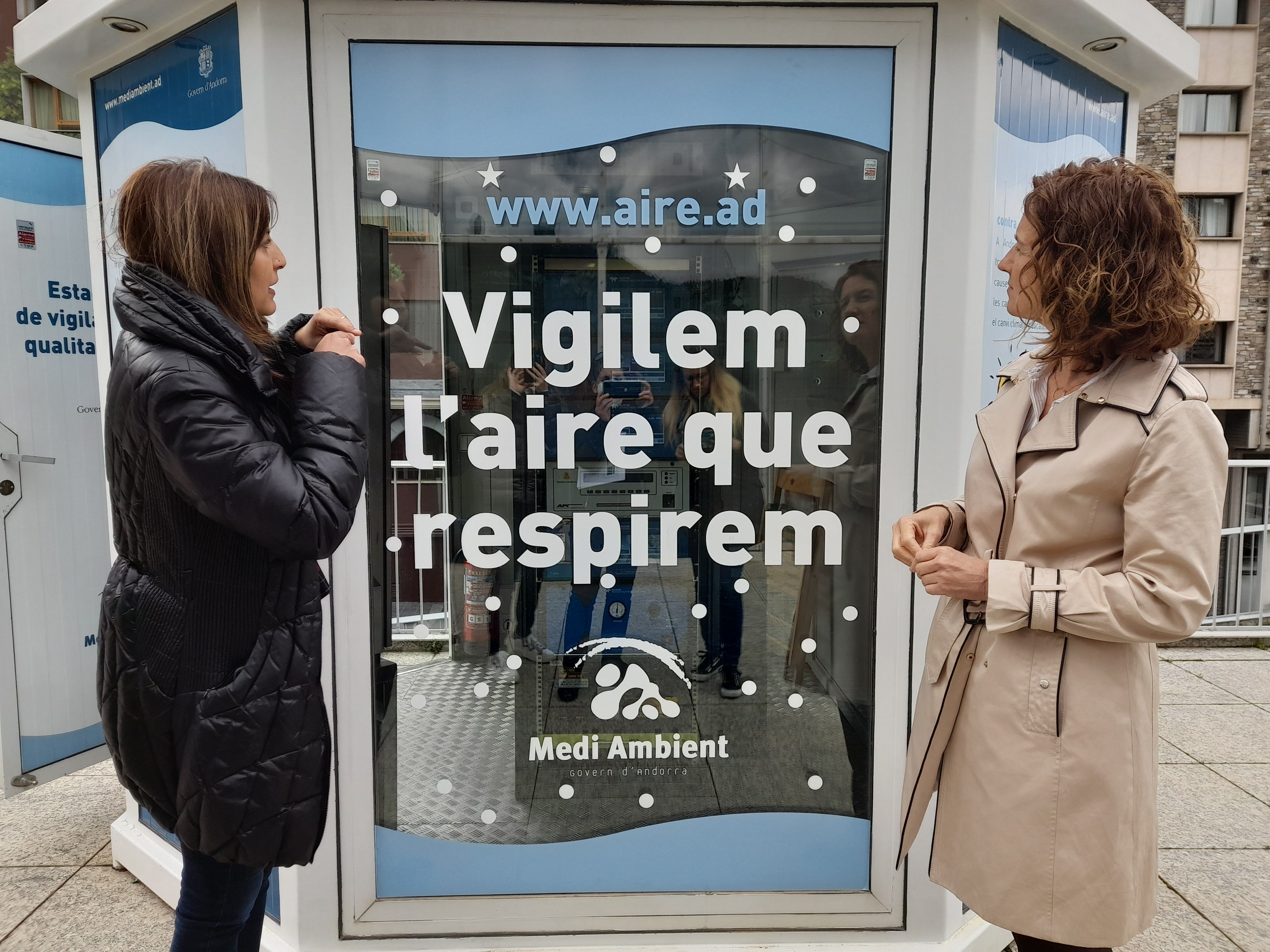 La cap unitat d'Aigües i Medi Atmosfèric, Nerea Tekwani, i la ministra de Medi Ambient, Sílvia Calvó.