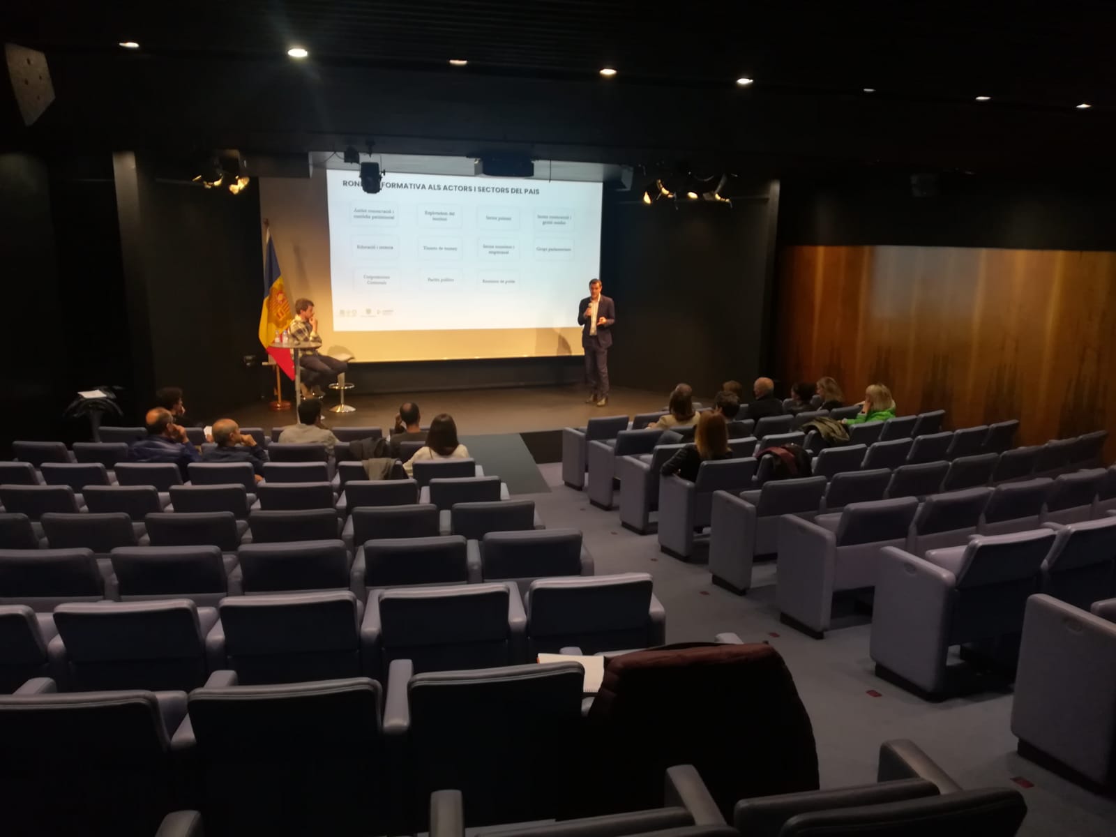 Imatge de la reunió de poble aquest dijous a Sant Julià.