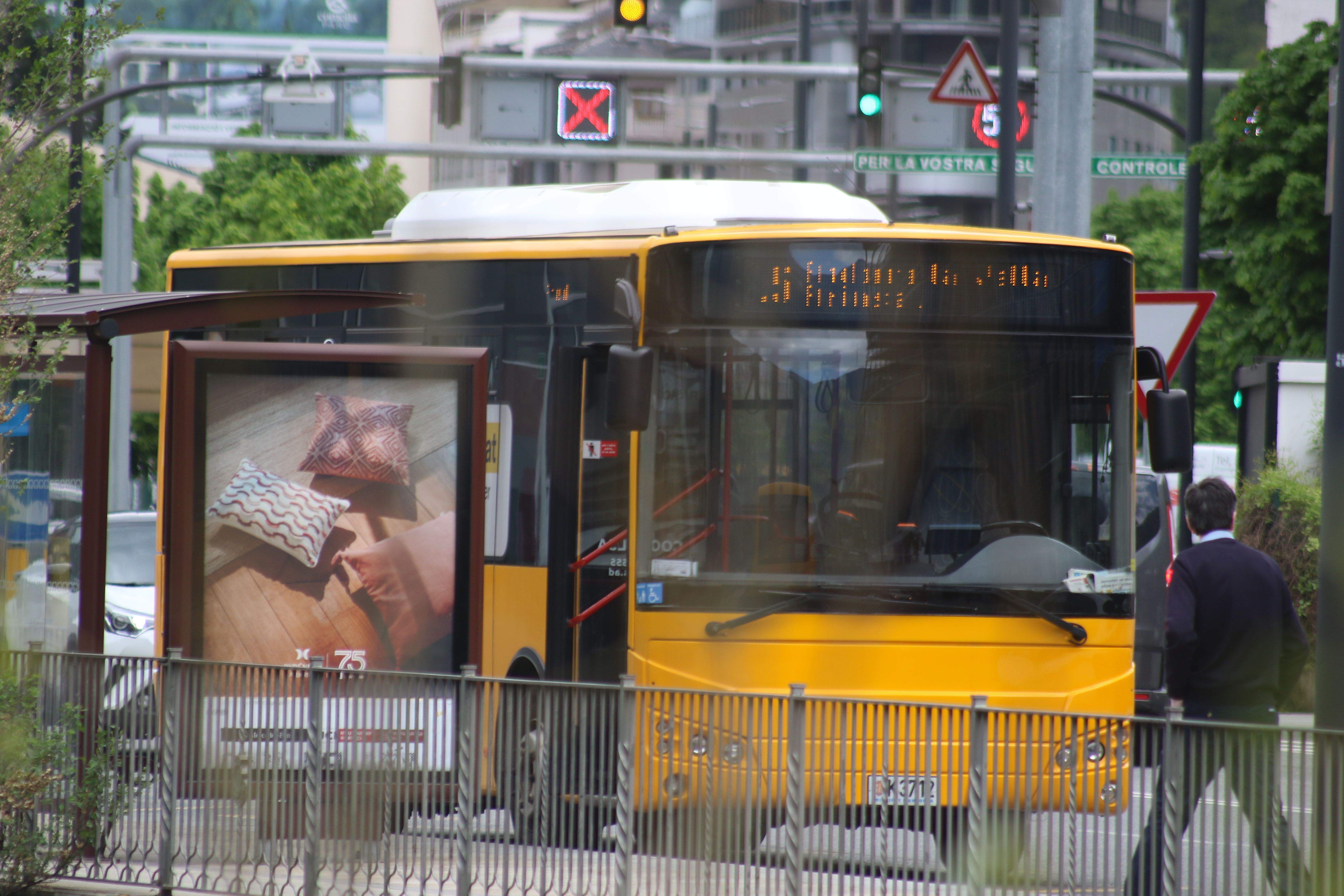Un vehicle de línia nacional a l'estació de busos. Un vehicle de línia nacional a l'estació de busos.