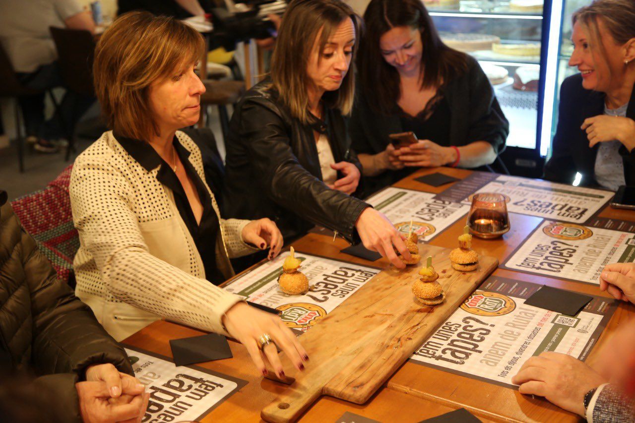 La cònsol menor, Mireia Codina i les conselleres Maria Servat, Sofia Cortesao i Maria Àngels Ache aquest dijous a la Ruta de la Tapa.