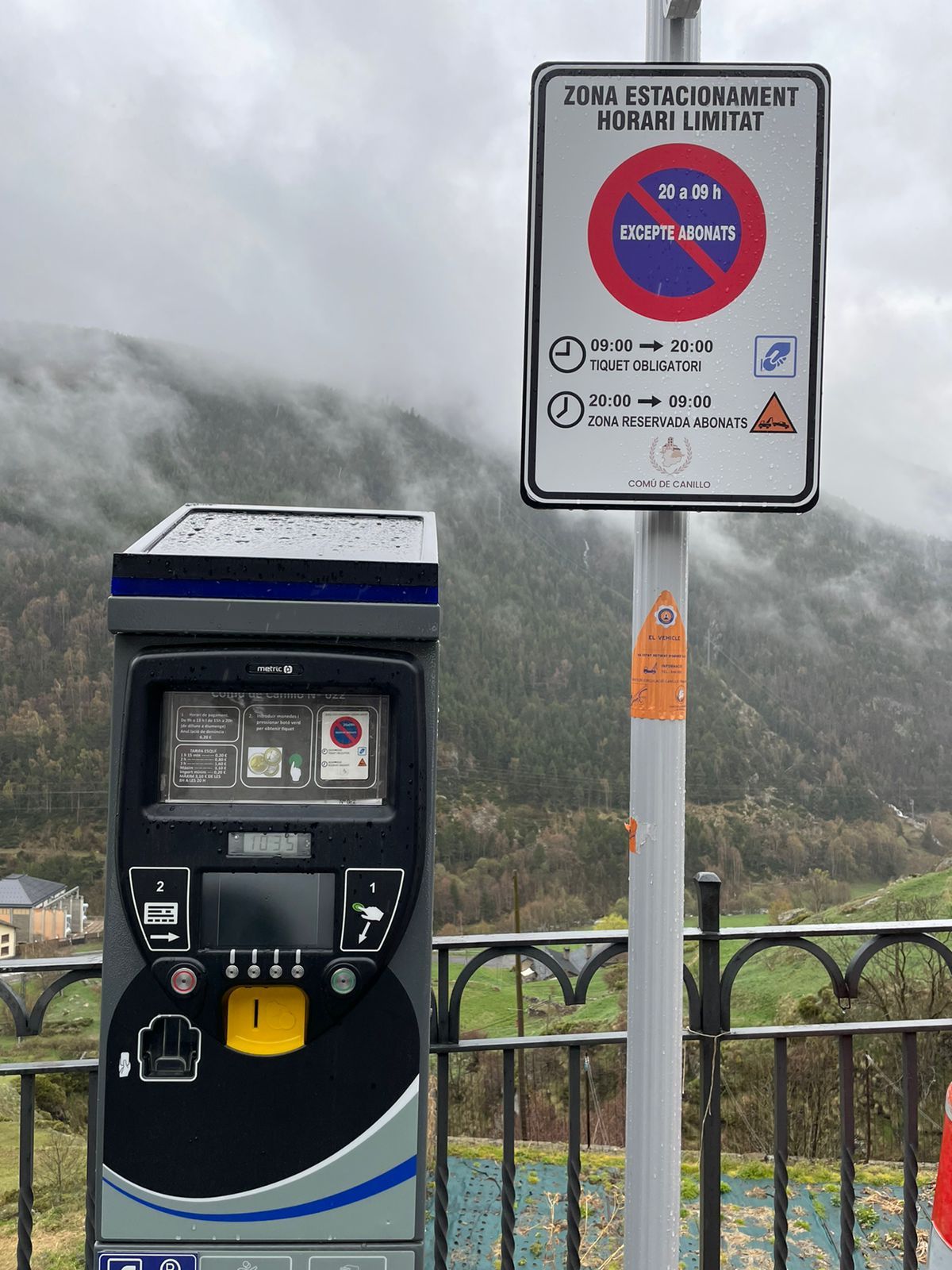 Cartell que estableix les condicions d'estacionament a la zona blava de Canillo.