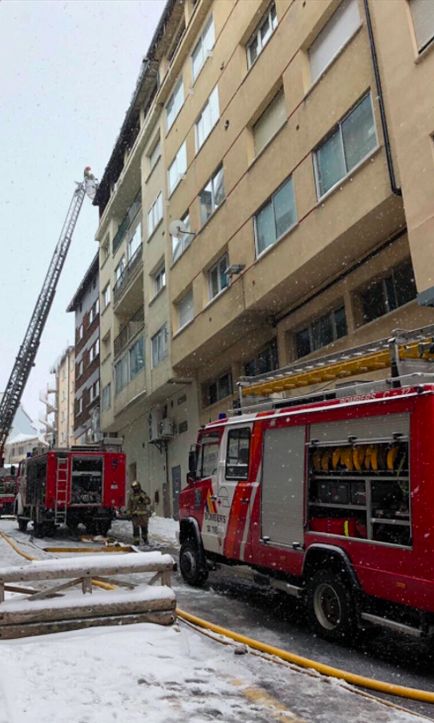 Dotacions dels bombers intervenint al Pas de la Casa. @BOMBERS ANDORRA